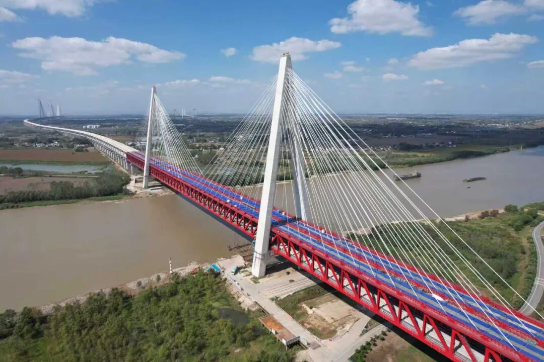 铁四院设计的大跨度桥铺设无砟轨道迈入准400米级时代刷新纪录