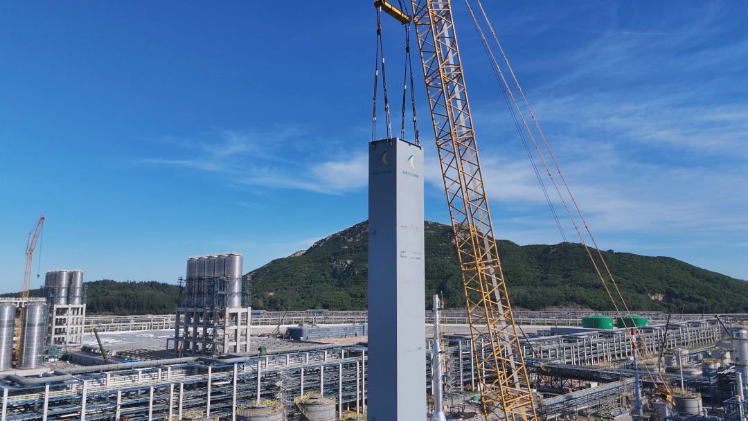 中国化学天辰公司总承包的福建中沙古雷PC&BPA项目CO冷箱吊装圆满成功