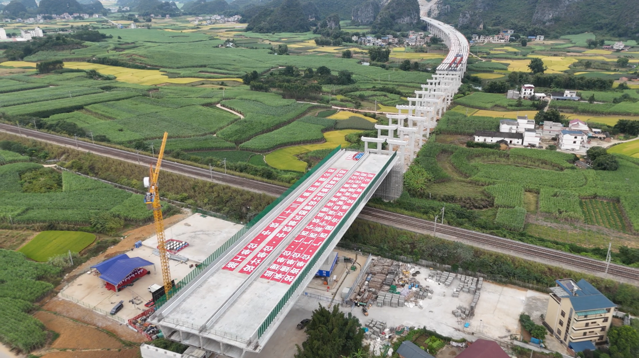 铁五院设计的广西最大跨铁高速立交桥成功转体