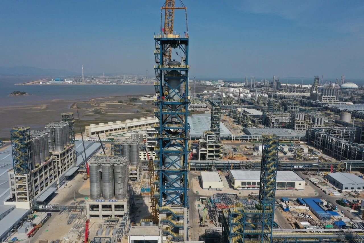 中国化学华陆公司总承包的福建中沙古雷乙烯项目聚丙烯装置125米高挤压造粒框架顺利封顶